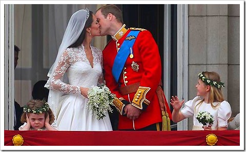 Royal-Wedding-kiss-007